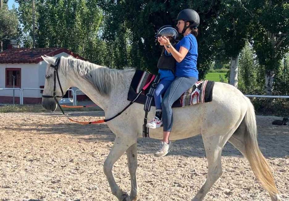 Adaptación de las Intervenciones Asistidas con Caballos Adaptación de las Intervenciones Asistidas con Caballos